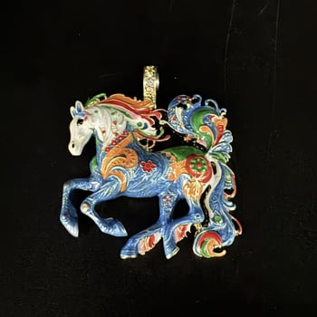 Vintage ogrlica s emajliranim konjem, retro stil, magnetska kopča