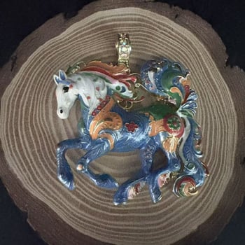 Vintage ogrlica s emajliranim konjem, retro stil, magnetska kopča