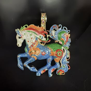 Vintage ogrlica s emajliranim konjem, retro stil, magnetska kopča