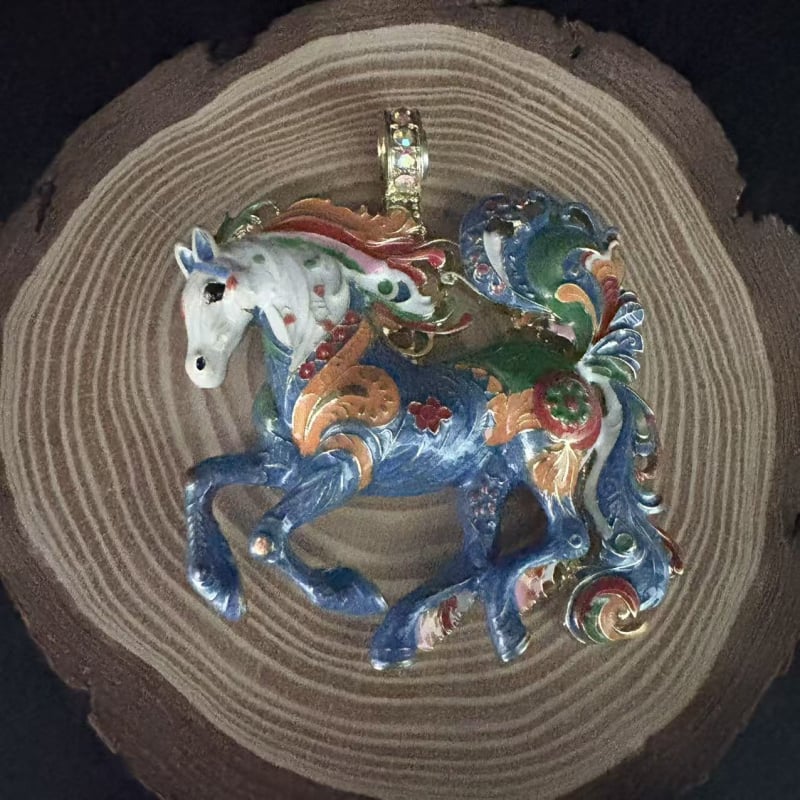 Vintage ogrlica s emajliranim konjem, retro stil, magnetska kopča