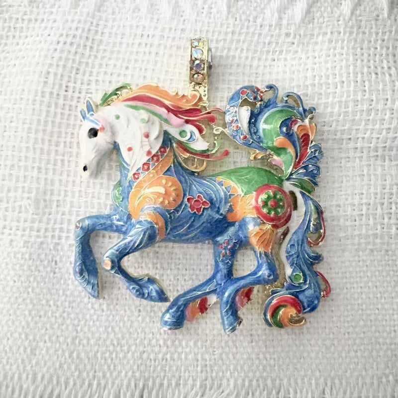 Vintage ogrlica s emajliranim konjem, retro stil, magnetska kopča