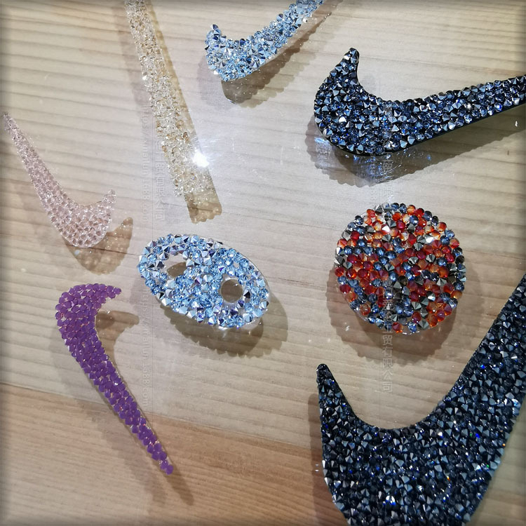 Prilagođena 3D kristalna tkanina za ukrase, mreža za ljepilo, rhinestones, leptir, motiv petokrake zvijezde, razni uzorci, toplinski preslik, samoljepiva obrada