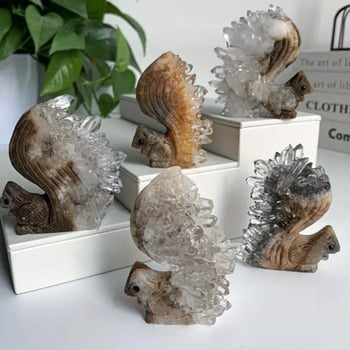 Bijeli kristalni klaster – ukras u obliku veverice i ježića