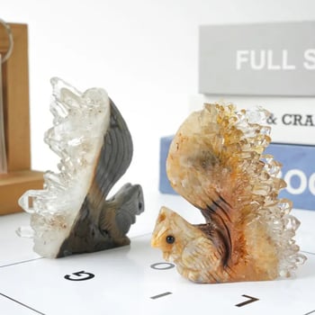 Bijeli kristalni klaster – ukras u obliku veverice i ježića