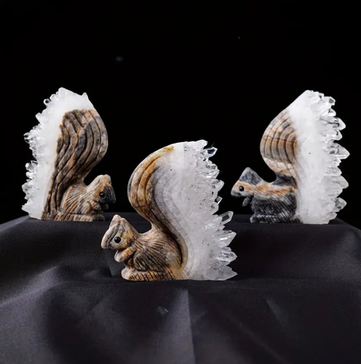 Bijeli kristalni klaster – ukras u obliku veverice i ježića