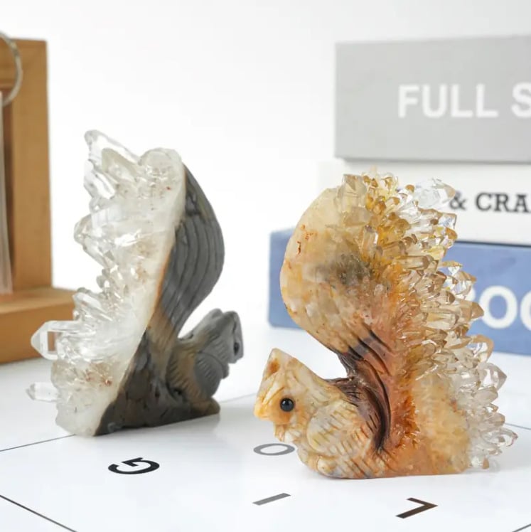 Bijeli kristalni klaster – ukras u obliku veverice i ježića