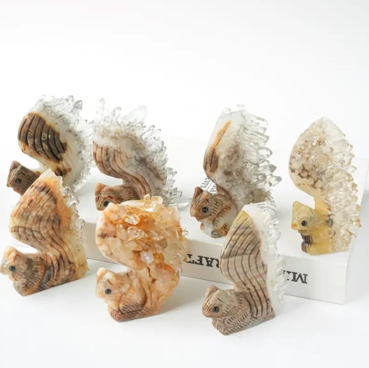 Bijeli kristalni klaster – ukras u obliku veverice i ježića