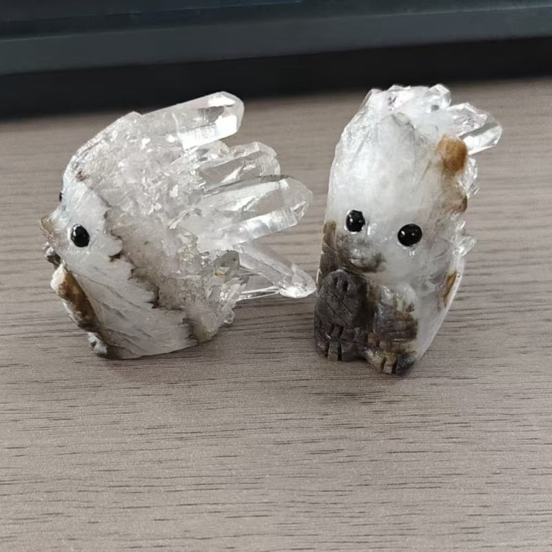Bijeli kristalni klaster – ukras u obliku veverice i ježića