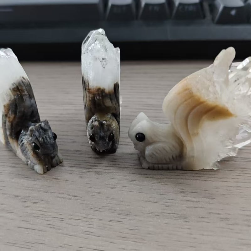 Bijeli kristalni klaster – ukras u obliku veverice i ježića