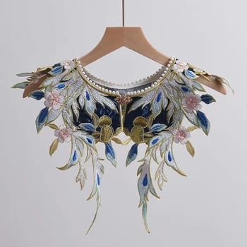 Син ханфу шал с триизмерна златна бродерия, облачно рамо и павлинов мотиви