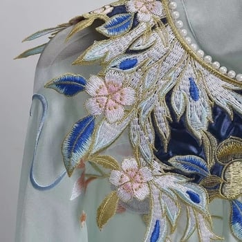 Син ханфу шал с триизмерна златна бродерия, облачно рамо и павлинов мотиви