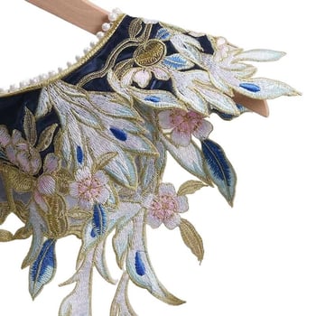 Син ханфу шал с триизмерна златна бродерия, облачно рамо и павлинов мотиви