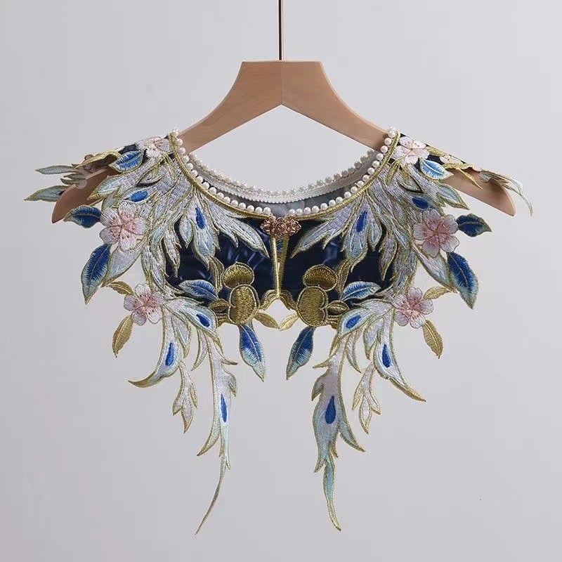 Син ханфу шал с триизмерна златна бродерия, облачно рамо и павлинов мотиви