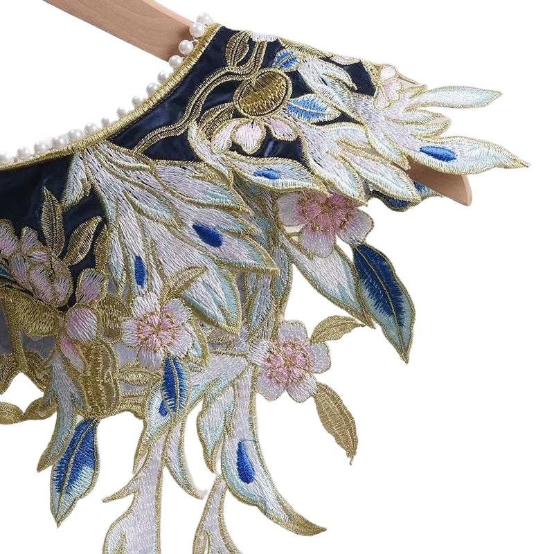 Син ханфу шал с триизмерна златна бродерия, облачно рамо и павлинов мотиви