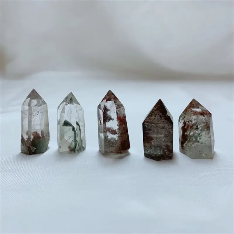 Prirodna kristalna kolona sa zelenim i šarenim inkluzijama, titan kvarc piramida uzorak