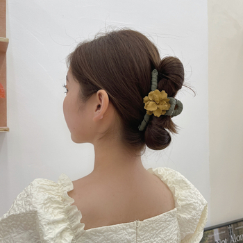 Veliki klips za kosu u obliku morskog psa sa platnenim cvijetom - elegantan žuti dodatak za kosu za žene