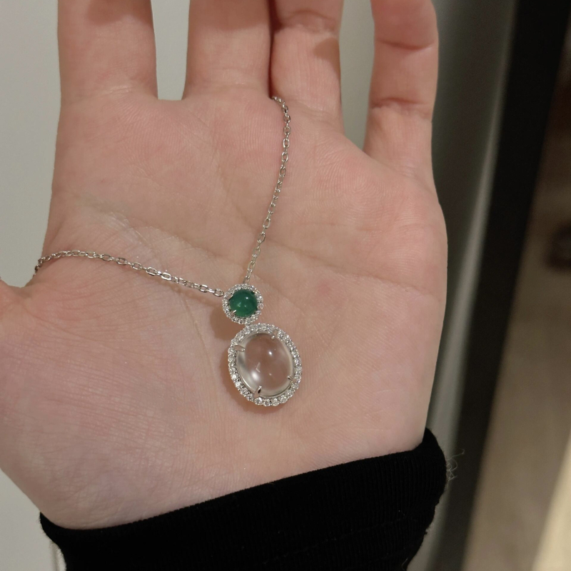 Novi kineski stil, minimalističko ogrlice s zelenim chalcedonom u obliku jajeta i dijamantnim akcentima