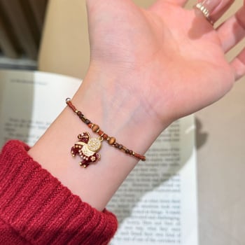 Ženski narukvica od tigrovog oka s posudom blaga i privjeskom malog konja, u stilu novog kineskog dizajna, elegantan i moderan