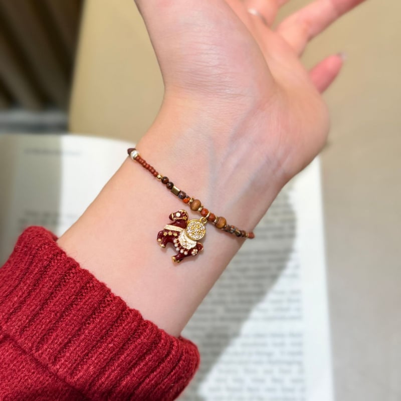Ženski narukvica od tigrovog oka s posudom blaga i privjeskom malog konja, u stilu novog kineskog dizajna, elegantan i moderan