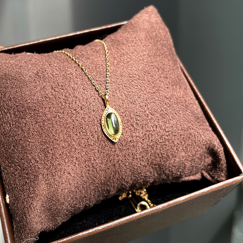 Ogrlica od srebra 925 sa zelenim ovalnim peridotom, retro elegantan dizajn, pozlaćeno srebro 14K, lanac za ključnicu