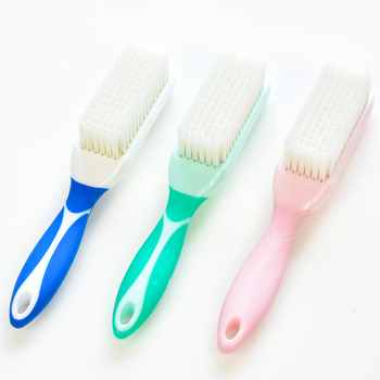 Мека четка за обувки и дрехи – издръжлива, многофункционална, щади повърхностите.