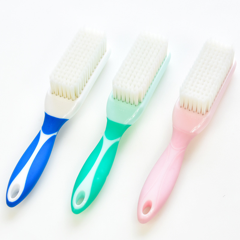 Мека четка за обувки и дрехи – издръжлива, многофункционална, щади повърхностите.