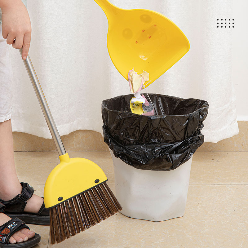 Dječji set metle i lopatice za prašinu sa žutom patkom – plastični