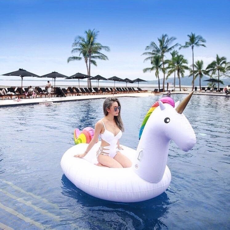 Φουσκωτός λευκός μονόκερος με Πήγασο — μεγάλη φουσκωτή επιφάνεια νερού και δακτύλιος κολύμβησης