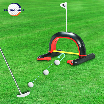 Unutarnja golf vrata za vježbu s putter trenerom i lukovima