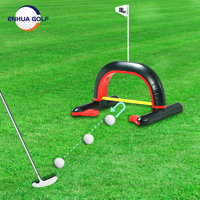 Unutarnja golf vrata za vježbu s putter trenerom i lukovima