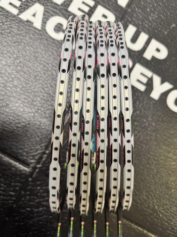 Bez oznake War Halberd 9000Power s unutarnjom pjenom 46T, visoke kvalitete, sekundarna kalupa, ultra lagana, potpuno karbonska badminton raketa