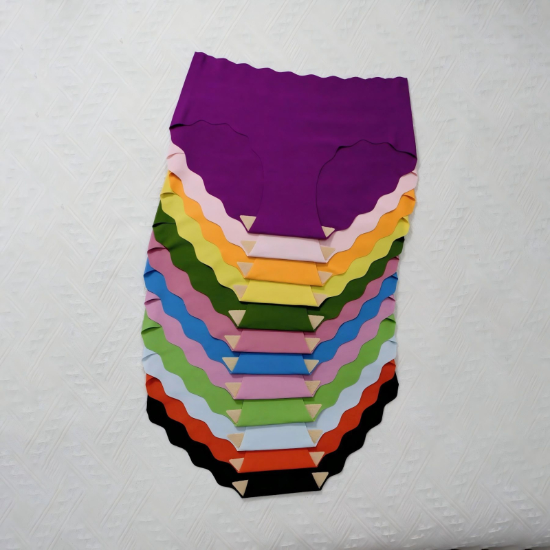 12-djelni paket ženskih bikini gaćica od ledenog svilenog materijala, s valovitim rubom, prozračne i brzo sušeće, srednji pojas