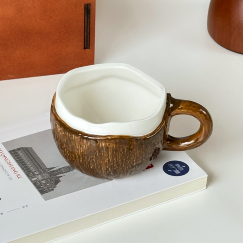 Keramička šalica u obliku kokosa, 250 ml, za kavu, čaj ili milkshake — moderni minimalistički stil.