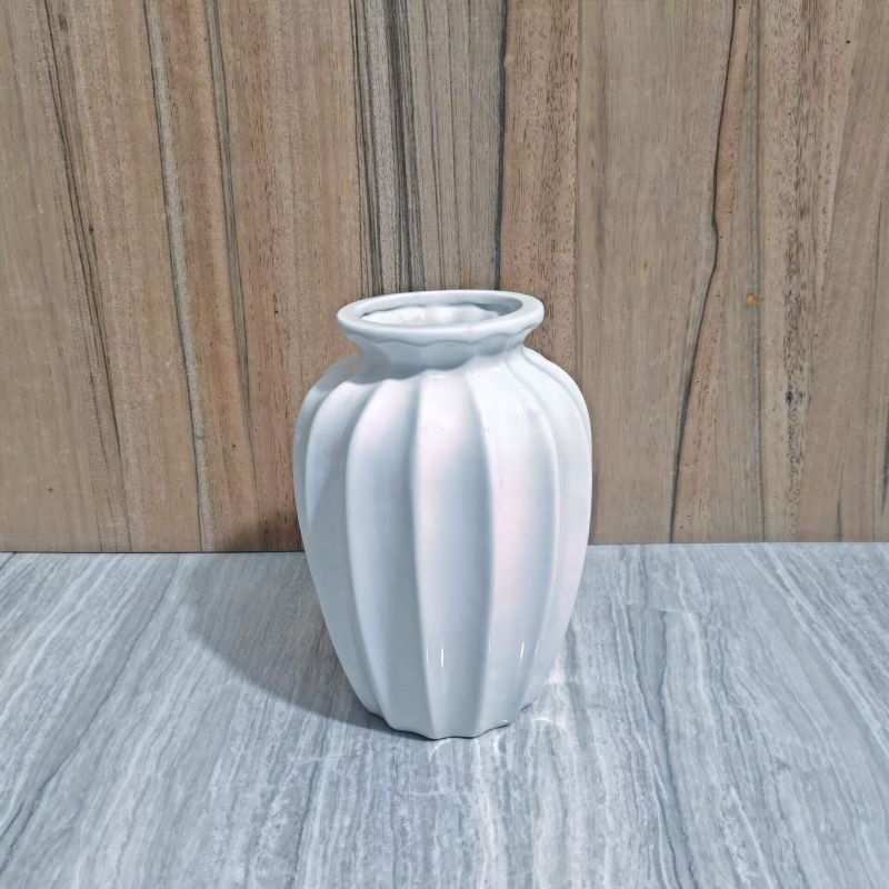 Porcelanska vaza za cvijeće – moderni minimalistički dizajn s brušenim završnim slojem