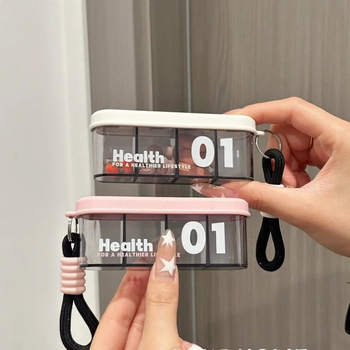 Prijenosna kutija za lijekove s 4 pretinca za putovanja, zatvorena i otporna na prašinu, kompaktni mini organizator lijekova, dimenzije 11,5×4,3×2,7 cm