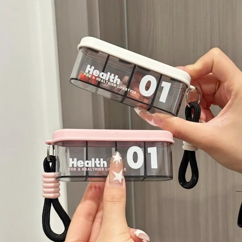 Prijenosna kutija za lijekove s 4 pretinca za putovanja, zatvorena i otporna na prašinu, kompaktni mini organizator lijekova, dimenzije 11,5×4,3×2,7 cm
