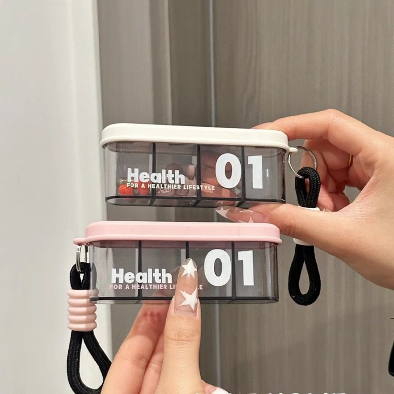 Prijenosna kutija za lijekove s 4 pretinca za putovanja, zatvorena i otporna na prašinu, kompaktni mini organizator lijekova, dimenzije 11,5×4,3×2,7 cm
