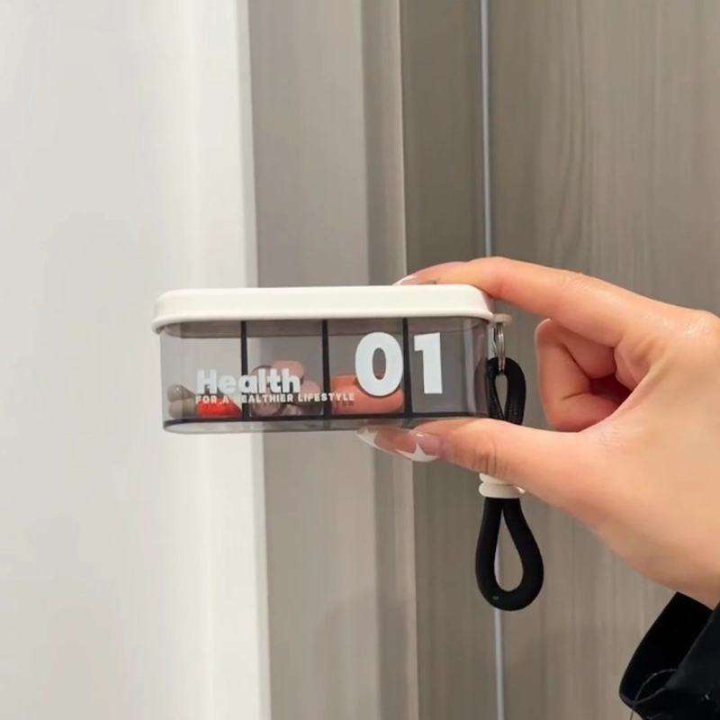 Prijenosna kutija za lijekove s 4 pretinca za putovanja, zatvorena i otporna na prašinu, kompaktni mini organizator lijekova, dimenzije 11,5×4,3×2,7 cm