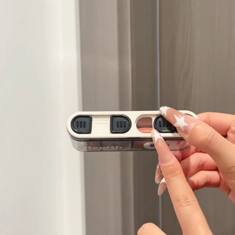 Prijenosna kutija za lijekove s 4 pretinca za putovanja, zatvorena i otporna na prašinu, kompaktni mini organizator lijekova, dimenzije 11,5×4,3×2,7 cm