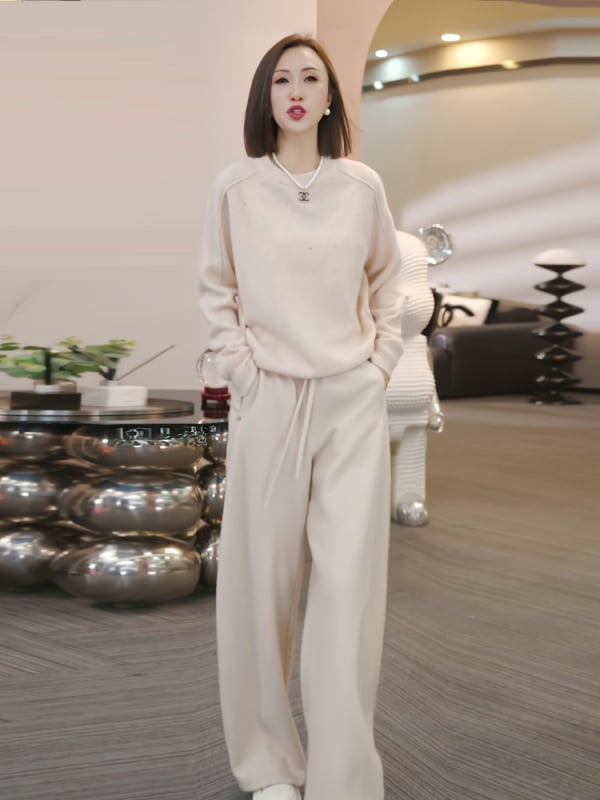 Ženski casual sportski set u korejskom stilu: pulover s okruglim izrezom i široke hlače (modni trend 2025)
