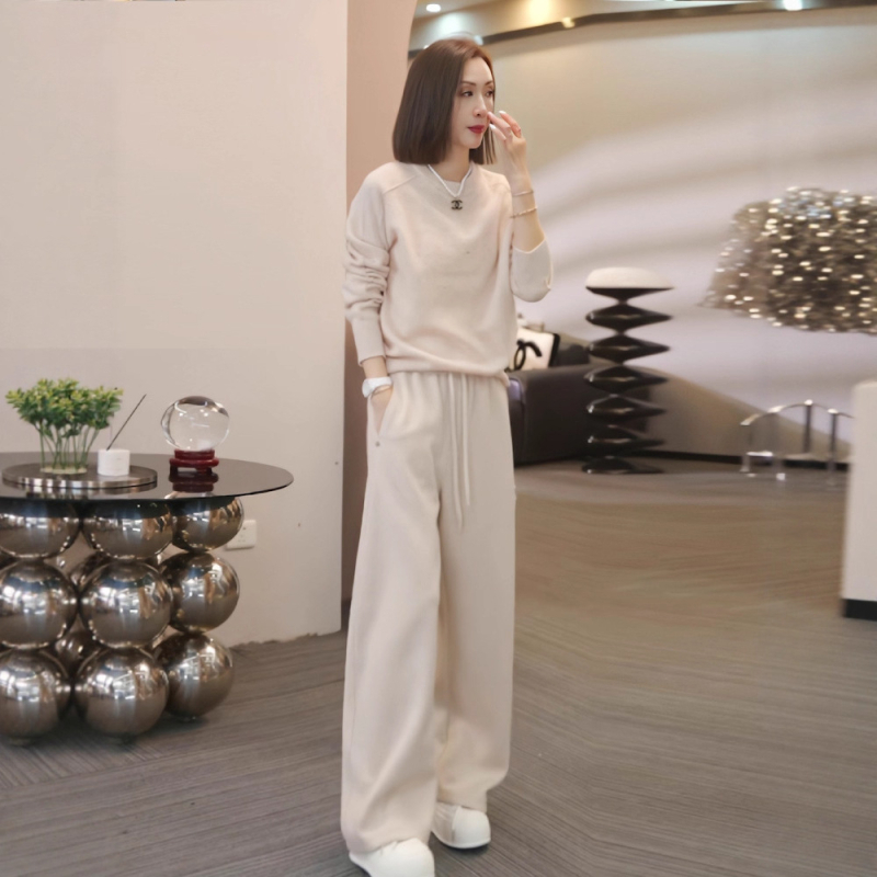 Ženski casual sportski set u korejskom stilu: pulover s okruglim izrezom i široke hlače (modni trend 2025)