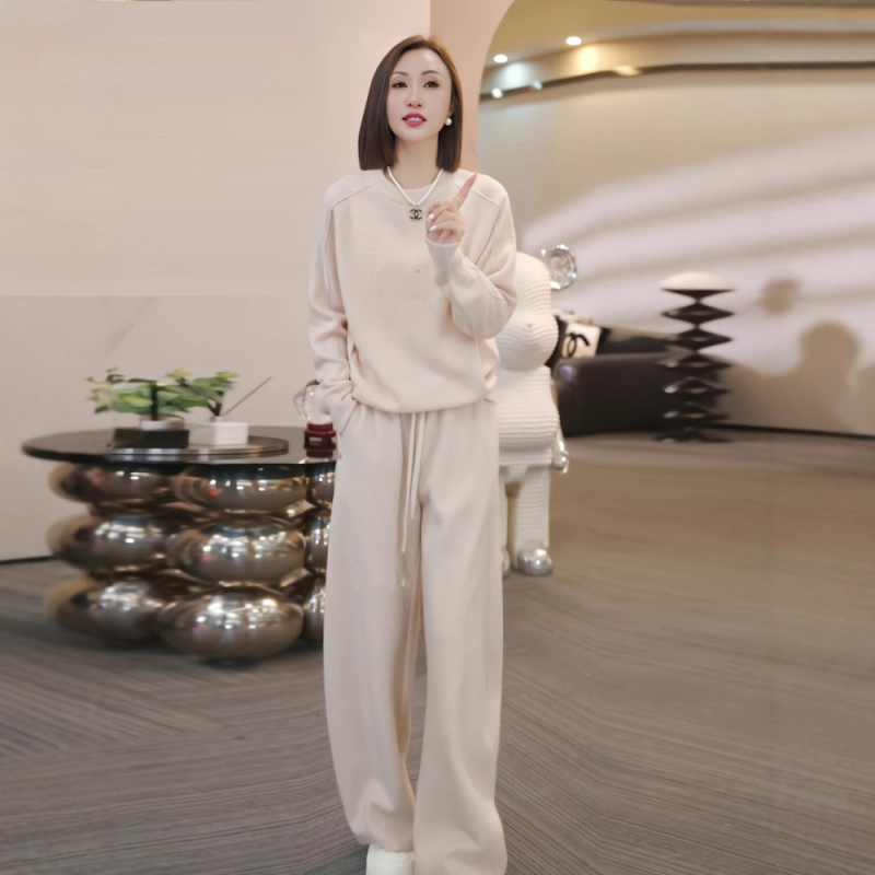 Ženski casual sportski set u korejskom stilu: pulover s okruglim izrezom i široke hlače (modni trend 2025)
