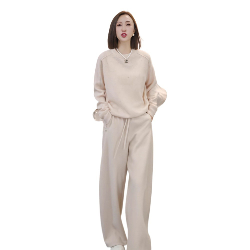 Ženski casual sportski set u korejskom stilu: pulover s okruglim izrezom i široke hlače (modni trend 2025)