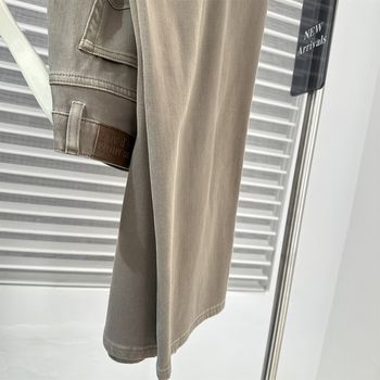 Traperice ravnog kroja, visokim strukom, svijetlo smeđa boja, četverostruka elastičnost, uski/slim fit, casual