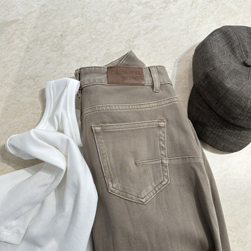 Traperice ravnog kroja, visokim strukom, svijetlo smeđa boja, četverostruka elastičnost, uski/slim fit, casual