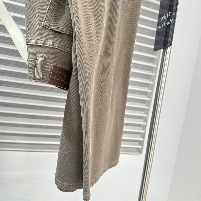Traperice ravnog kroja, visokim strukom, svijetlo smeđa boja, četverostruka elastičnost, uski/slim fit, casual