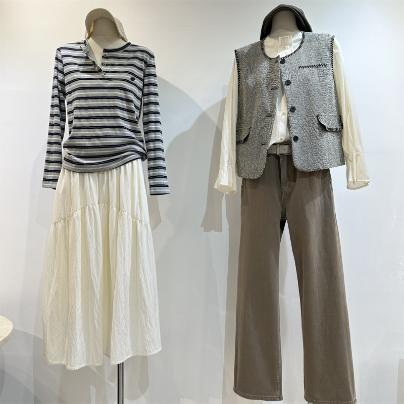 Traperice ravnog kroja, visokim strukom, svijetlo smeđa boja, četverostruka elastičnost, uski/slim fit, casual
