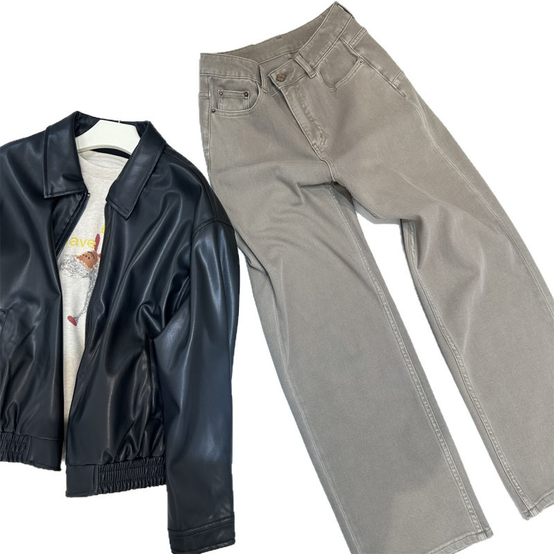 Traperice ravnog kroja, visokim strukom, svijetlo smeđa boja, četverostruka elastičnost, uski/slim fit, casual