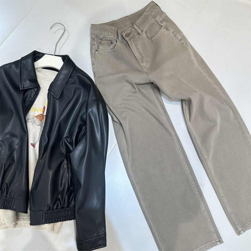 Traperice ravnog kroja, visokim strukom, svijetlo smeđa boja, četverostruka elastičnost, uski/slim fit, casual