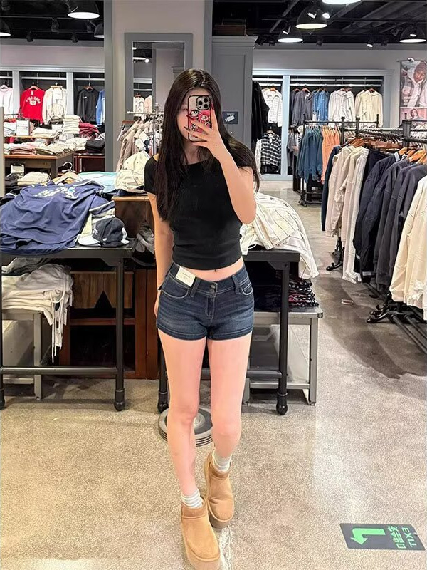 Ženske denim kratke hlače plavo-sive boje, niski struk, uski kroj, rastezljivo, 3/4 duljina, ljeto 2025